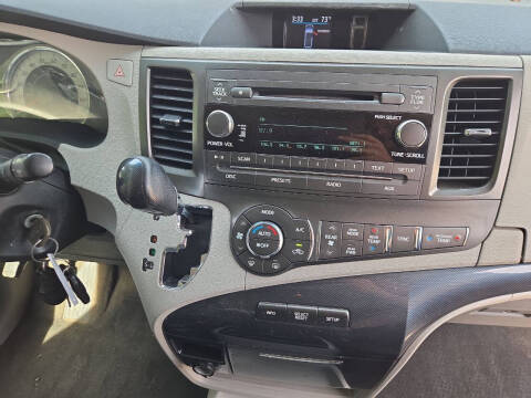 2011 Toyota Sienna SE 8-Passenger