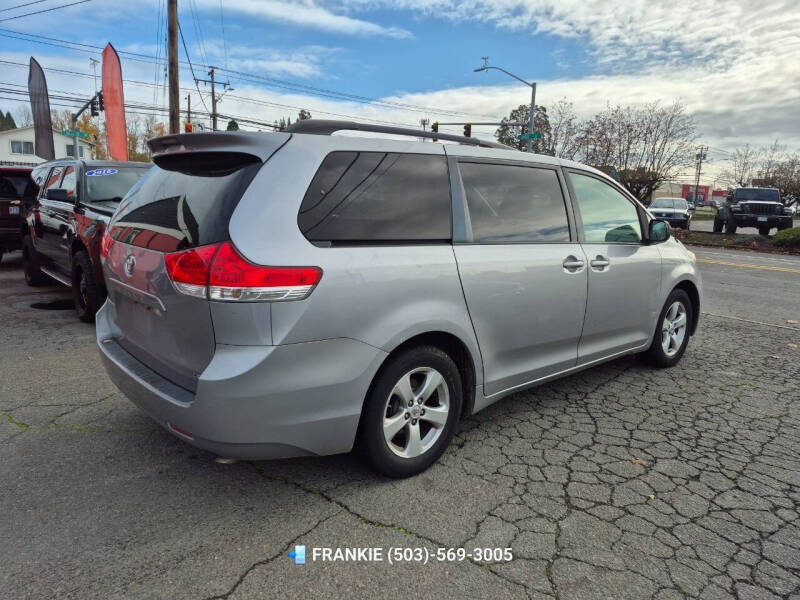 2011 Toyota Sienna LE 7-Passenger Auto Access Seat