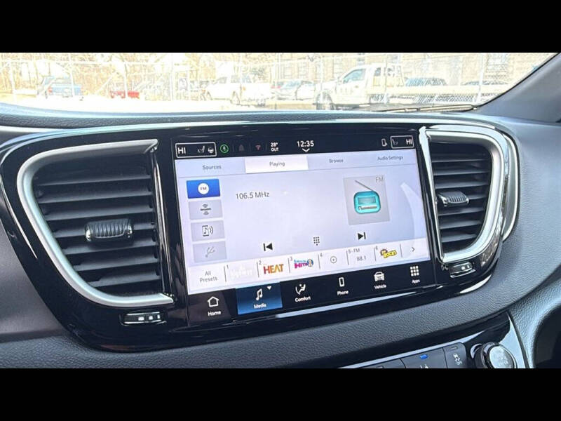 2025 Chrysler Pacifica Select