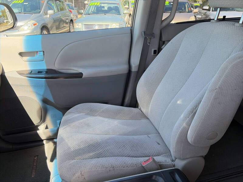 2011 Toyota Sienna LE 7-Passenger Auto Access Seat
