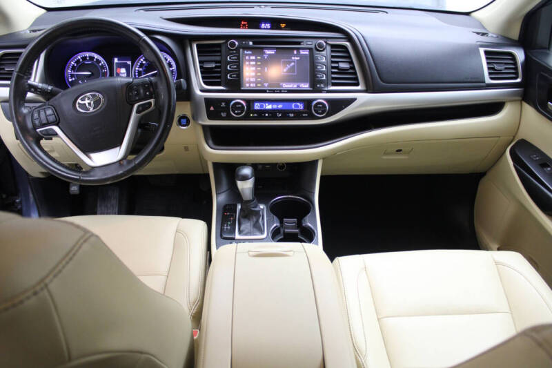 Used 2019 Toyota Highlander XLE with VIN 5TDKZRFH2KS305743 for sale in Natchez, MS