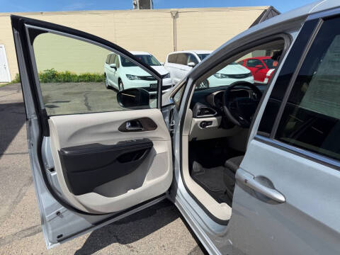 2023 Chrysler Voyager LX