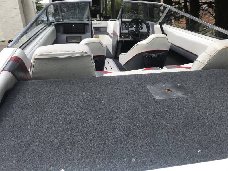 1993 MANTA RAY SKI BOAT