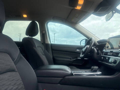 2022 Nissan Pathfinder SV