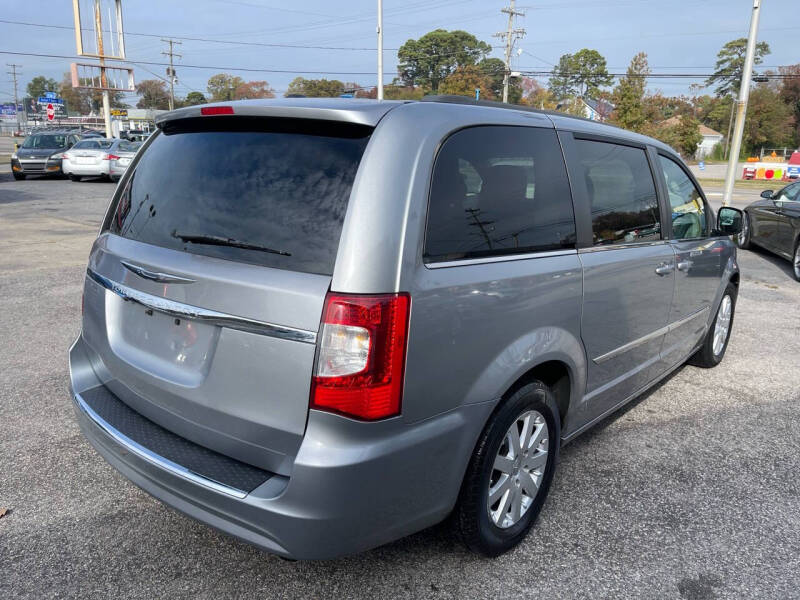 2013 Chrysler Town & Country Touring photo 6