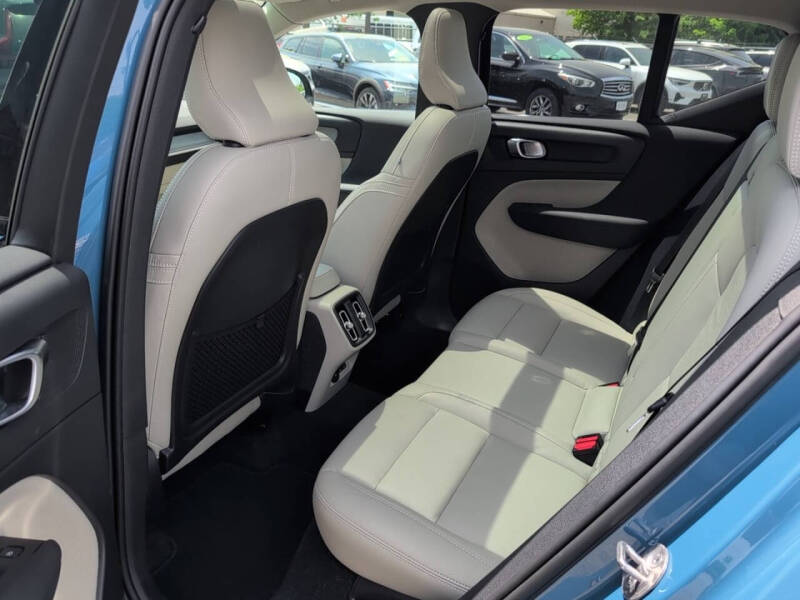 2023 Volvo XC40 B5 Plus Dark Theme