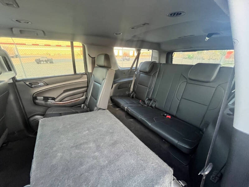 2018 Chevrolet Suburban LT - Photo 11