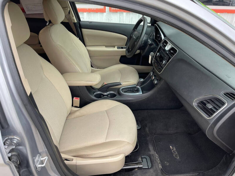 2013 Chrysler 200 LX