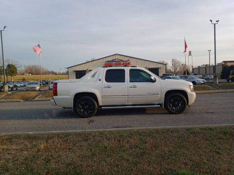 2013 Chevrolet Avalanche for sale at DOUG'S AUTO SALES INC in Pleasant View TN