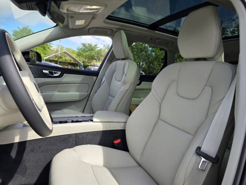 2024 Volvo XC60 Recharge T8 Plus Dark Theme