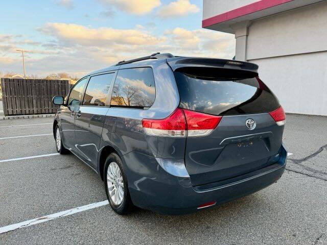 2014 Toyota Sienna XLE 8-Passenger