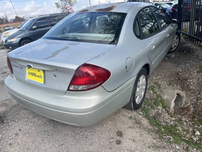 2006 Ford Taurus SE