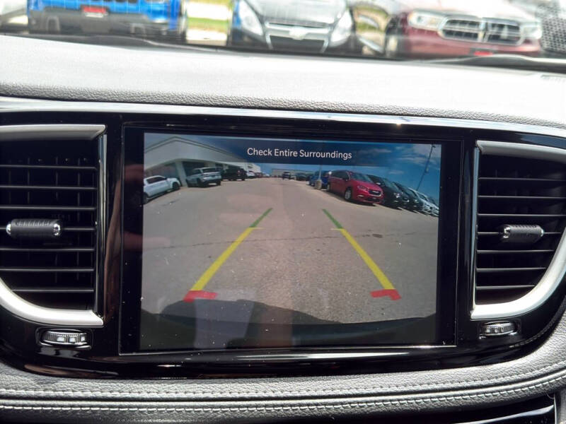 2027 Chrysler Pacifica Select