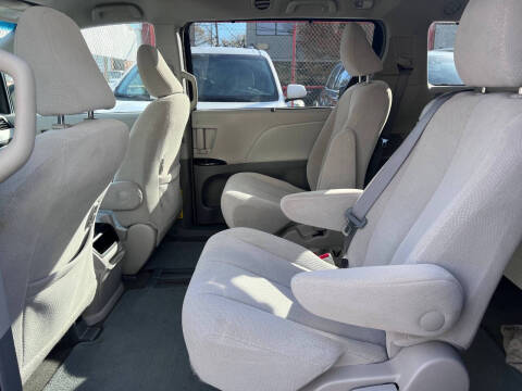 2014 Toyota Sienna LE 8-Passenger