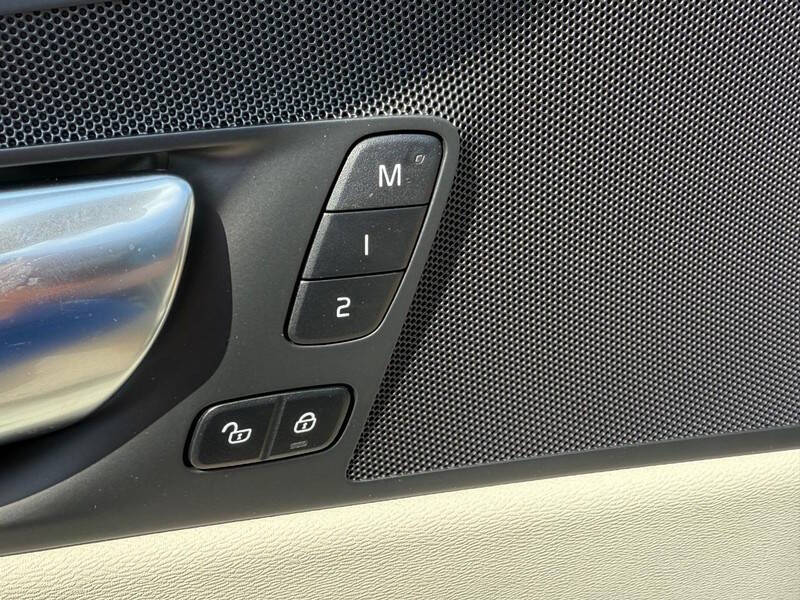 2025 Volvo XC60 T8 Plus Dark Theme