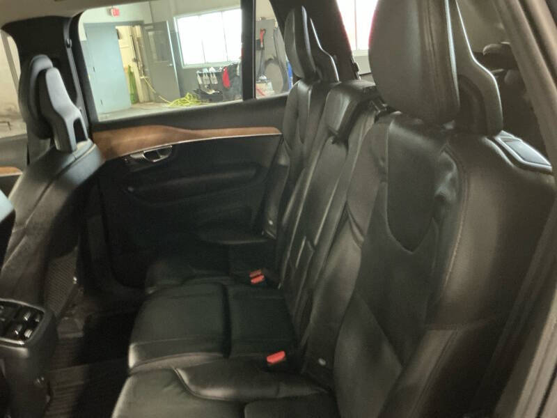 2021 Volvo XC90 T6 Momentum 7-Passenger