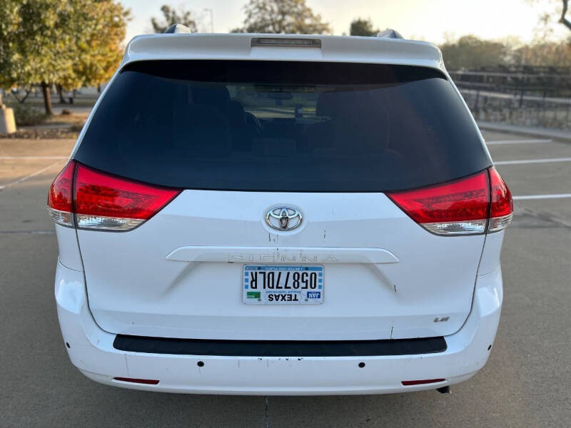 2013 Toyota Sienna LE 8-Passenger