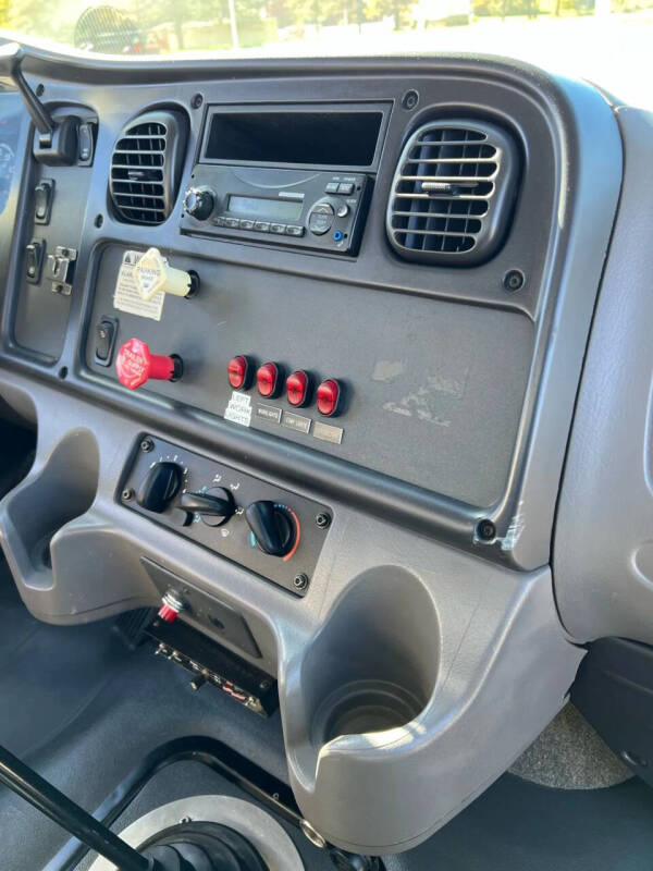 2011 Freightliner M2 106