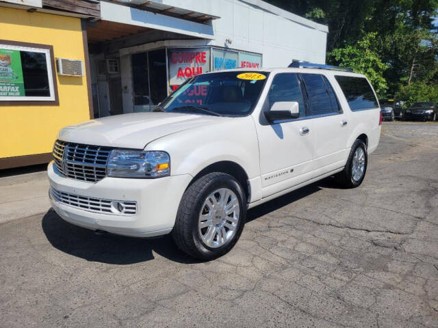 2013 Lincoln Navigator L for sale at DAGO'S AUTO SALES LLC in Dalton, GA