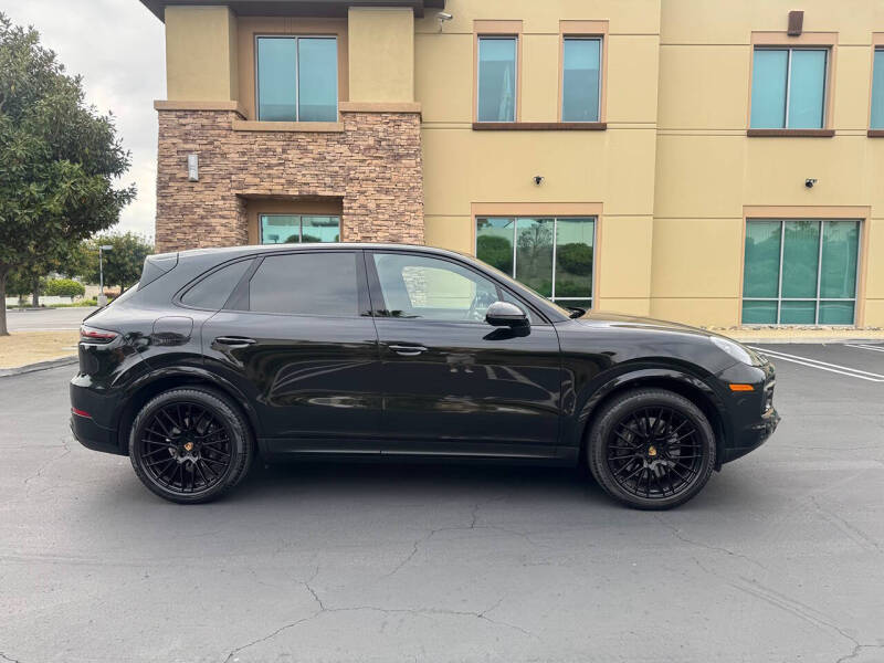 2023 Porsche Cayenne Platinum Edition