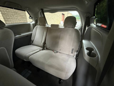 2013 Toyota Sienna LE 8-Passenger
