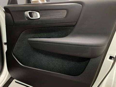 2025 Volvo XC40 B5 Plus Dark Theme