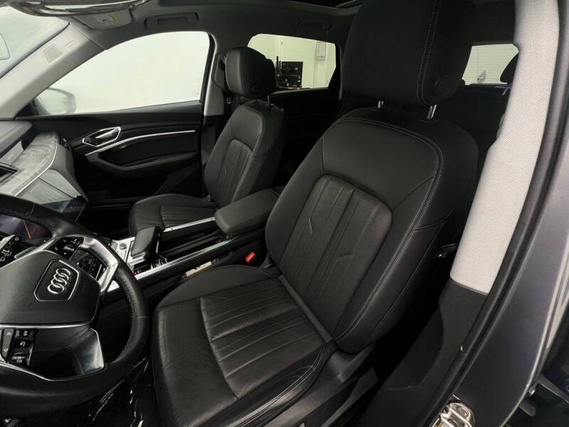 2022 Audi e-tron quattro Premium Plus