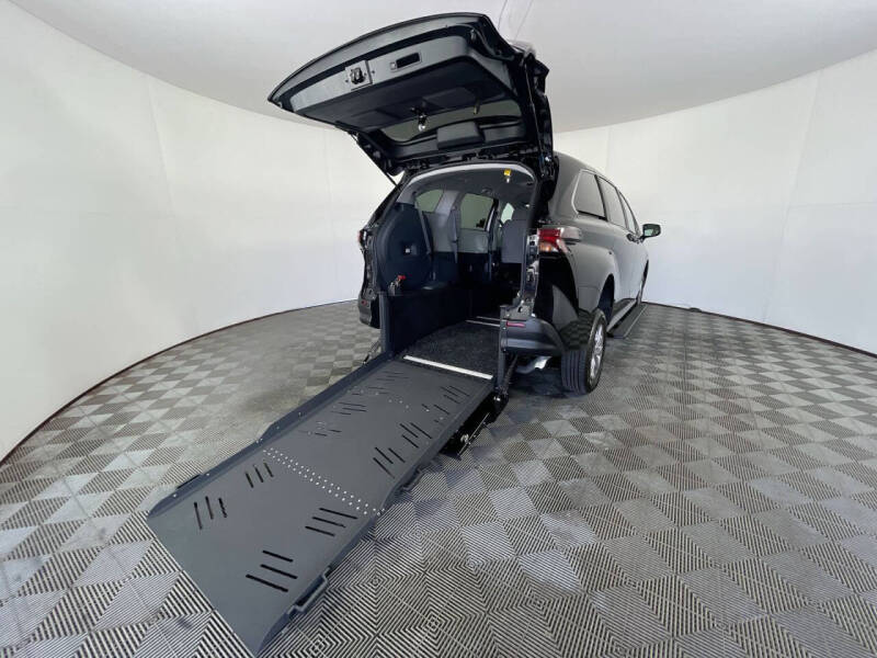 2024 Toyota Sienna LE's photo