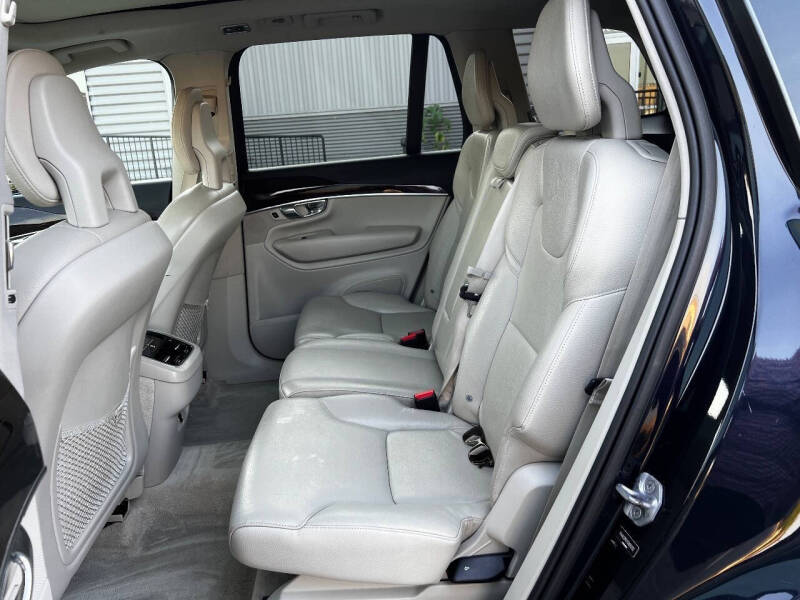 2016 Volvo XC90 T6 Momentum