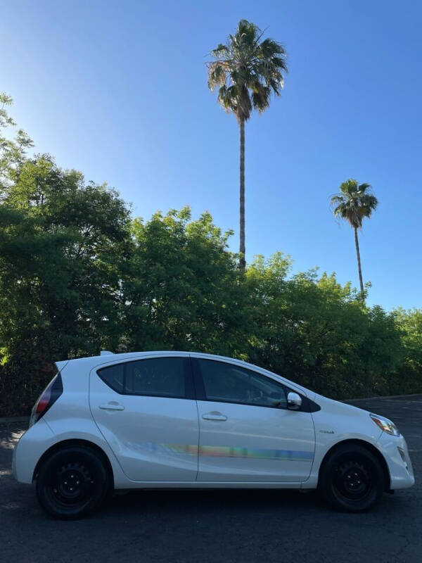 2015 Toyota Prius c Two photo 3