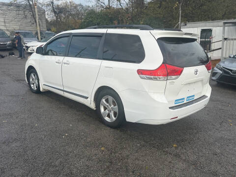 2013 Toyota Sienna XLE 8-Passenger