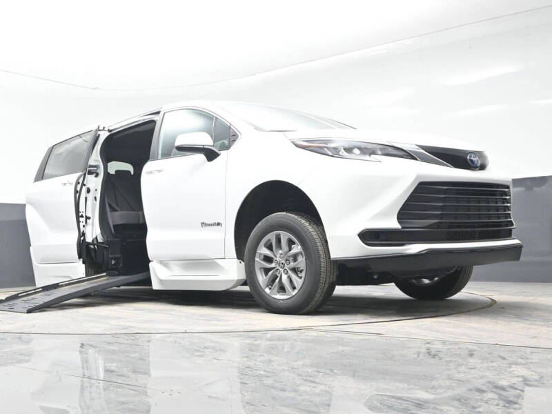 2025 Toyota Sienna LE 8-Passenger