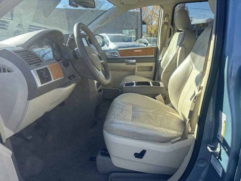 2010 Chrysler Town and Country Limited