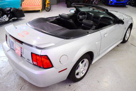 2004 Ford Mustang Deluxe