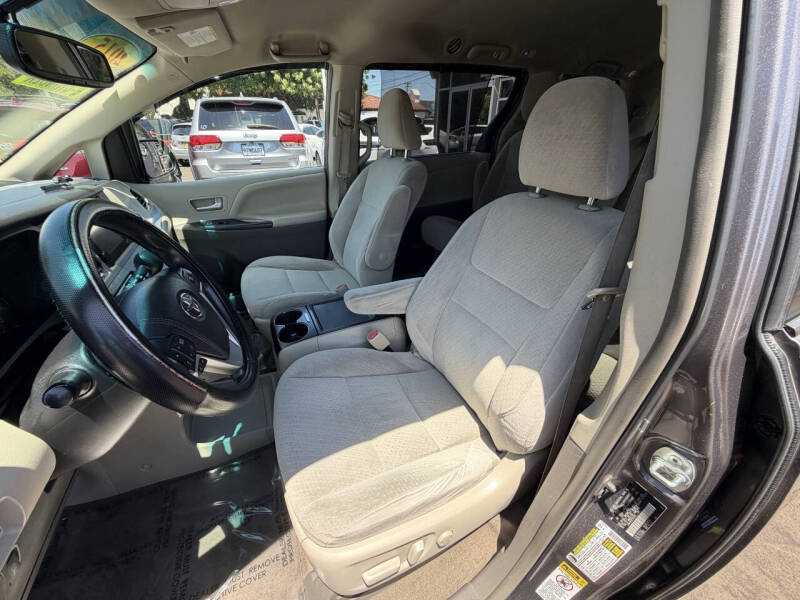 2015 Toyota Sienna LE 8-Passenger