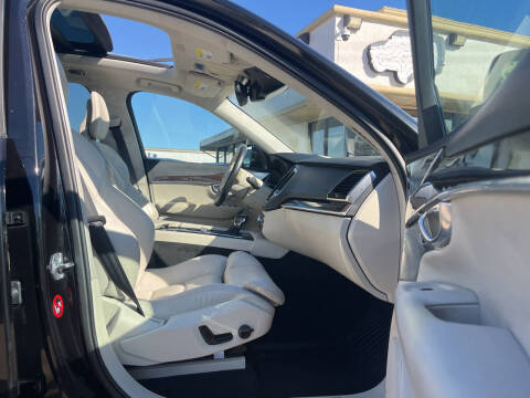 2016 Volvo XC90 T6 Momentum