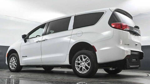 2025 Chrysler Voyager LX