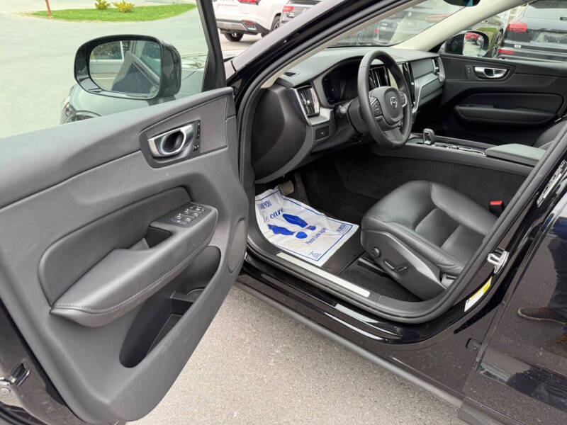 2025 Volvo XC60 B5 Core Dark Theme