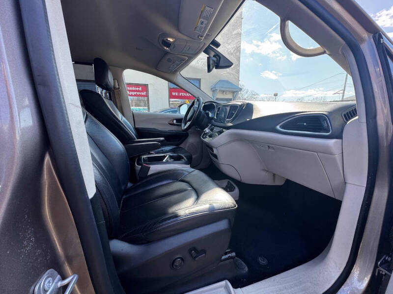 2017 Chrysler Pacifica Touring-L Plus