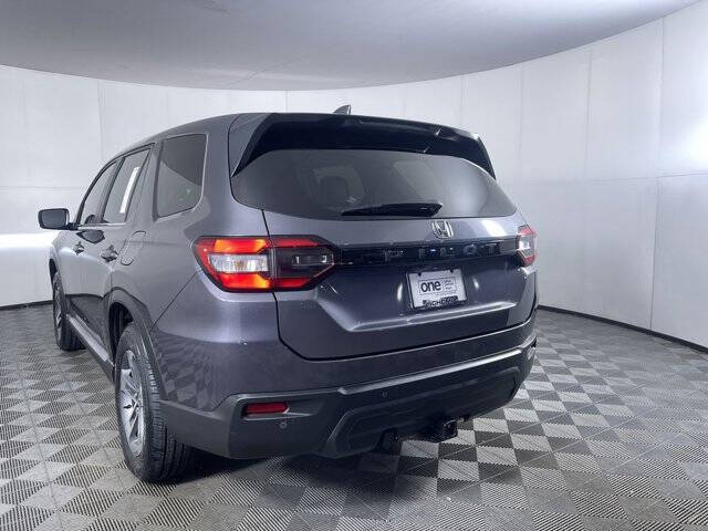 2023 Honda Pilot EX-L w/Rear Captain's Chairs