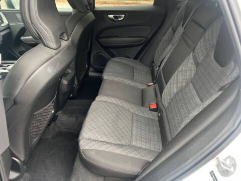 2024 Volvo XC60 B5 Core Dark Theme