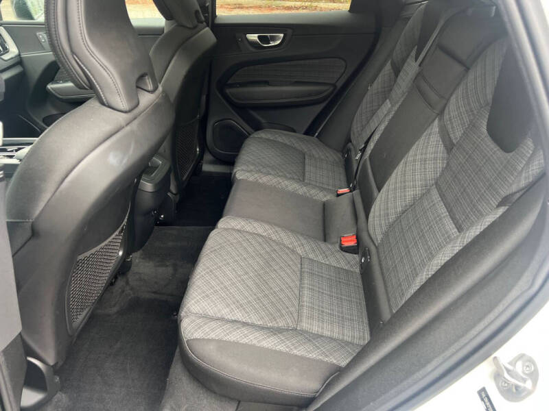 2024 Volvo XC60 B5 Core Dark Theme