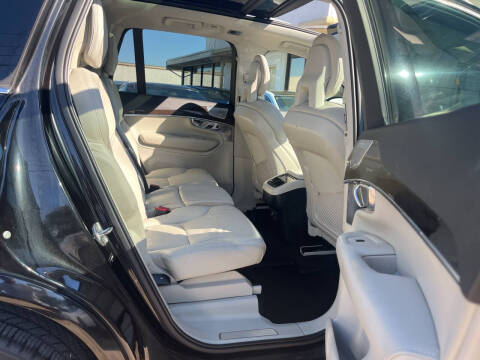 2016 Volvo XC90 T6 Momentum