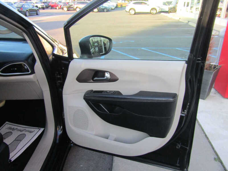 2022 Chrysler Voyager LX
