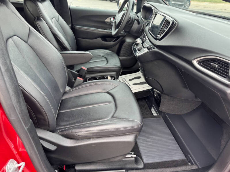 2025 Chrysler Pacifica Select