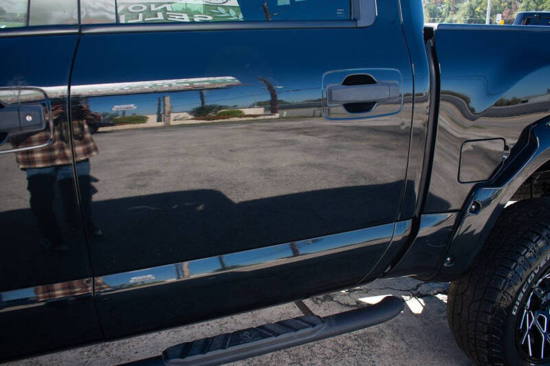 2017 Nissan Titan SV