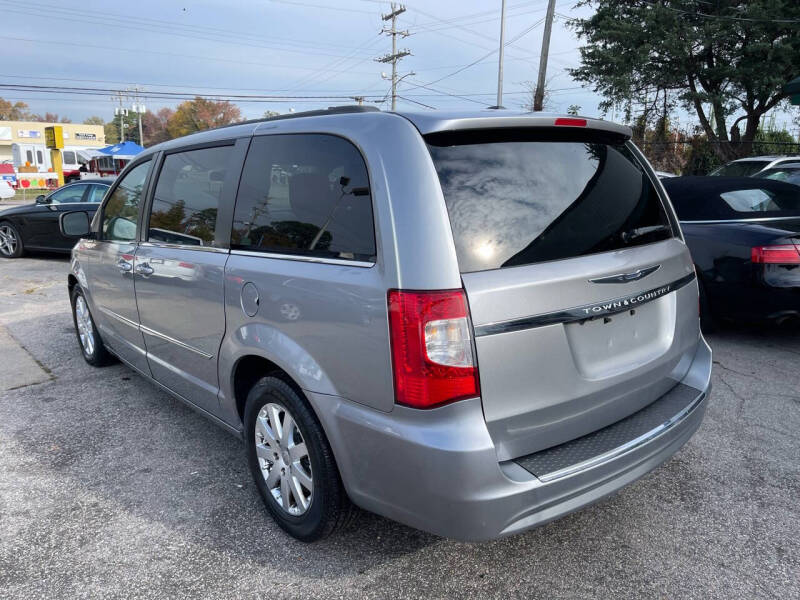 2013 Chrysler Town & Country Touring photo 8