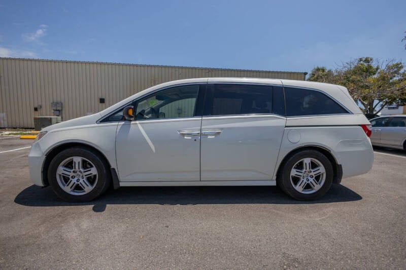 2013 Honda Odyssey Touring photo 3