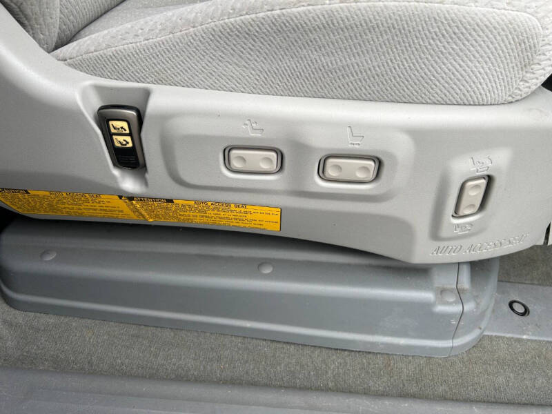 2012 Toyota Sienna LE 7-Passenger Auto Access Seat