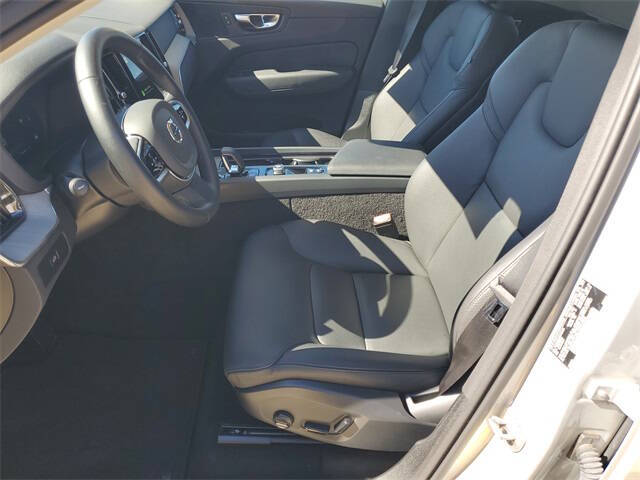 2025 Volvo XC60 B5 Plus Dark Theme